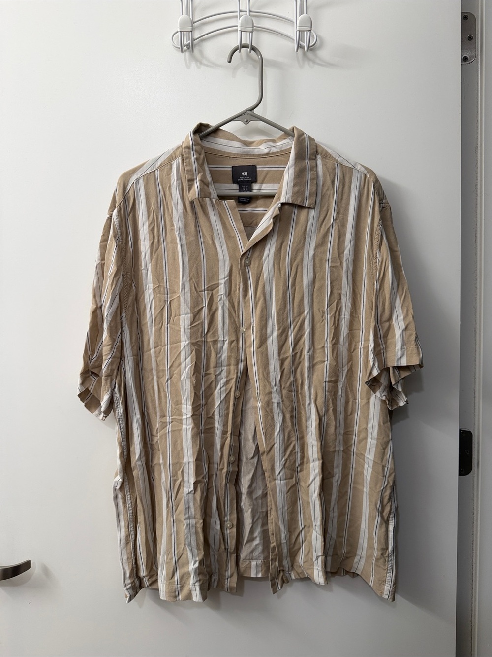 H&M Men’s Tan & White Vertical Stripe Short-Sleeve Button-Down Shirt